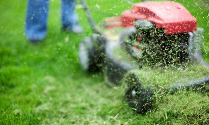 Waar moet je op letten bij het gebruik van een benzine grasmaaier?